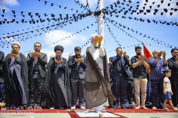 اقامه نماز ظهر عاشورا در امامزاده یحیی(ع) ساری